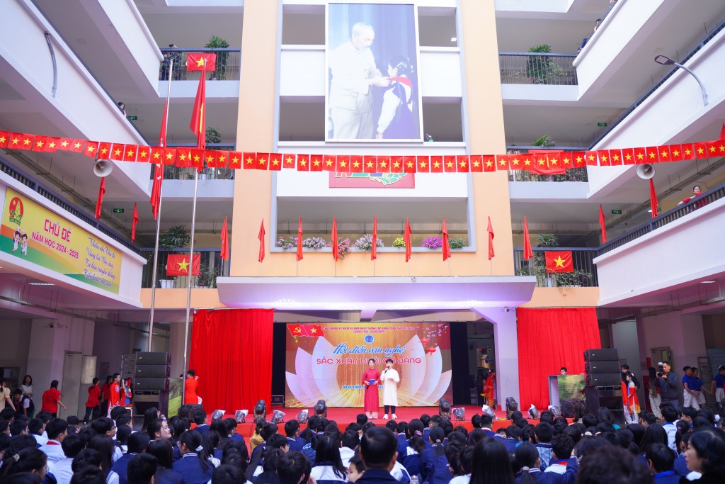 Hội diễn văn nghệ được tổ chức ngay dưới sân trường THCS Ngô Sĩ Liên để các em học sinh đều có thể dõi theo Hội diễn văn nghệ được tổ chức ngay dưới sân trường THCS Ngô Sĩ Liên để các em học sinh đều có thể dõi theo