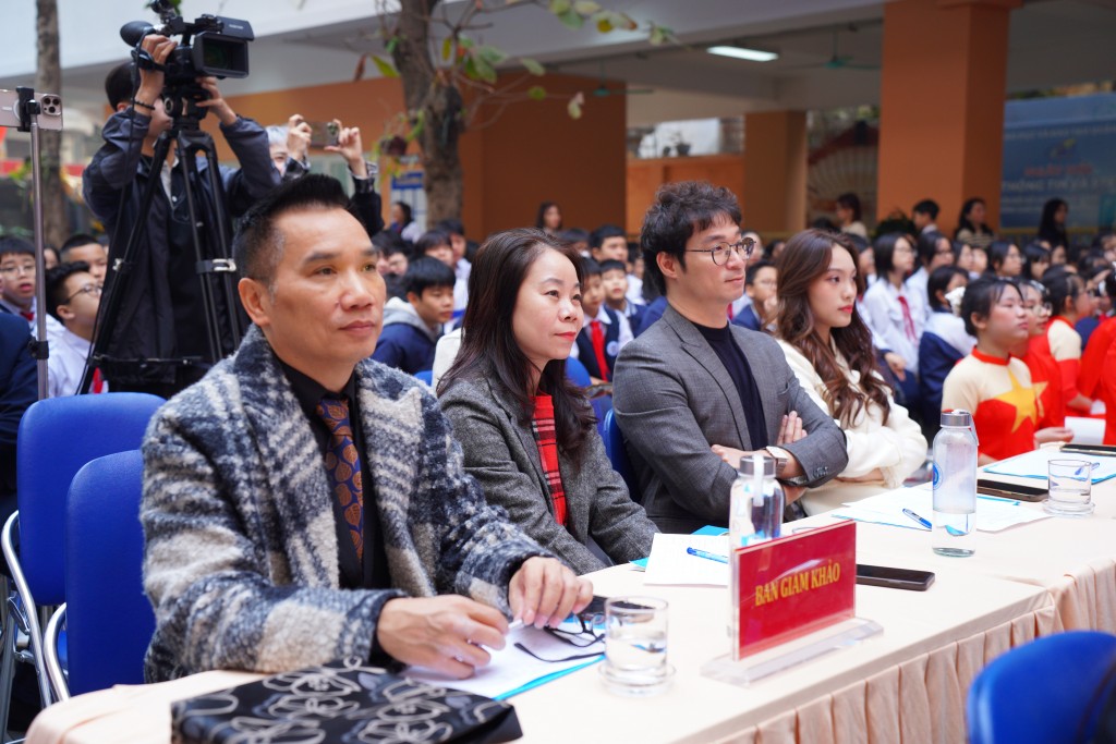 Ban Giám khảo đã làm việc hết sức để có thể chọn ra được những tác phẩm xuất sắc cho hội diễn Ban Giám khảo đã làm việc hết sức để có thể chọn ra được những tác phẩm xuất sắc cho hội diễn