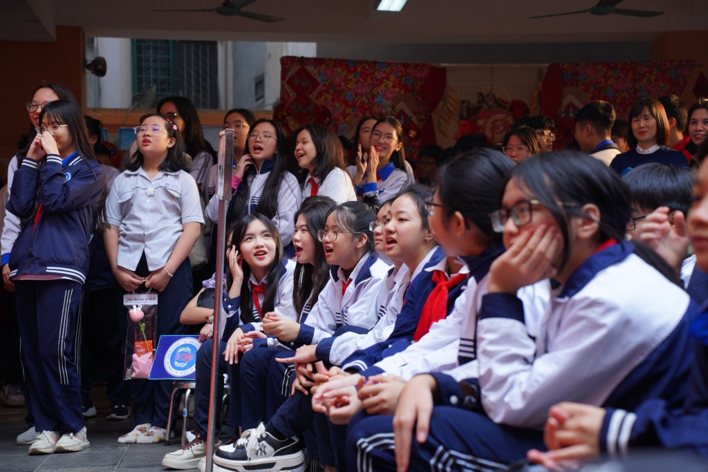 Sự cổ vũ nhiệt tình của các khán giả từ các khối lớp trường THCS Ngô Sĩ Liên Sự cổ vũ nhiệt tình của các khán giả từ các khối lớp trường THCS Ngô Sĩ Liên