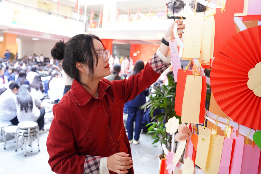 Cây điều ước giúp học sinh viết lên những ước mơ của mình và cố gắng học tập thật giỏi để hoàn thành ước mơ Cây điều ước giúp học sinh viết lên những ước mơ của mình và cố gắng học tập thật giỏi để hoàn thành ước mơ