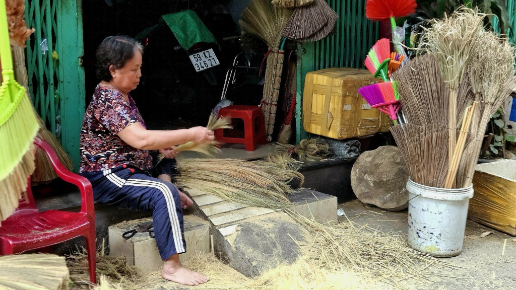 Những hộ còn làm chổi trên con hẻm Phạm Phú Thứ