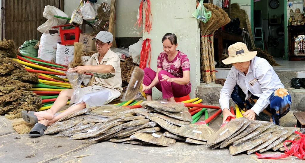 Các cô chú trong cơ sở Hồng Thái đều là anh chị em mỗi người một việc 