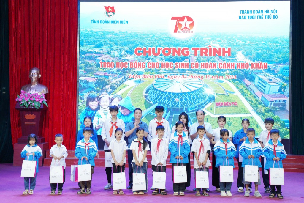Đồng chí Nguyễn Xuân Thuận, Phó Trưởng ban Dân vận Tỉnh uỷ Điện Biên và nhà báo Nguyễn Mạnh Hưng, Tổng Biên tập báo Tuổi trẻ Thủ đô trao quà tới các em học sinh khó khăn