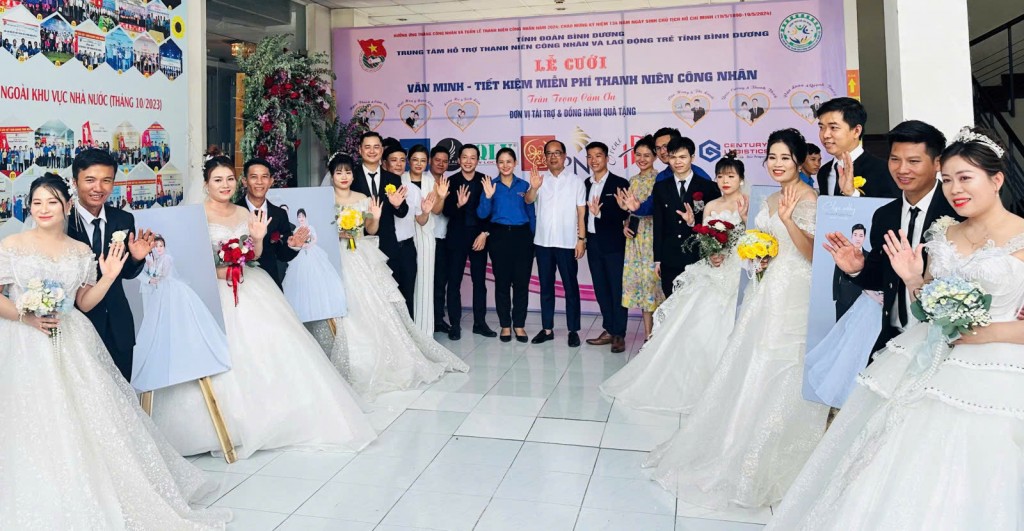Ban Tổ chức chụp ảnh lưu niệm cùng các cặp đôi được tổ chức lễ cưới tại Bình Dương