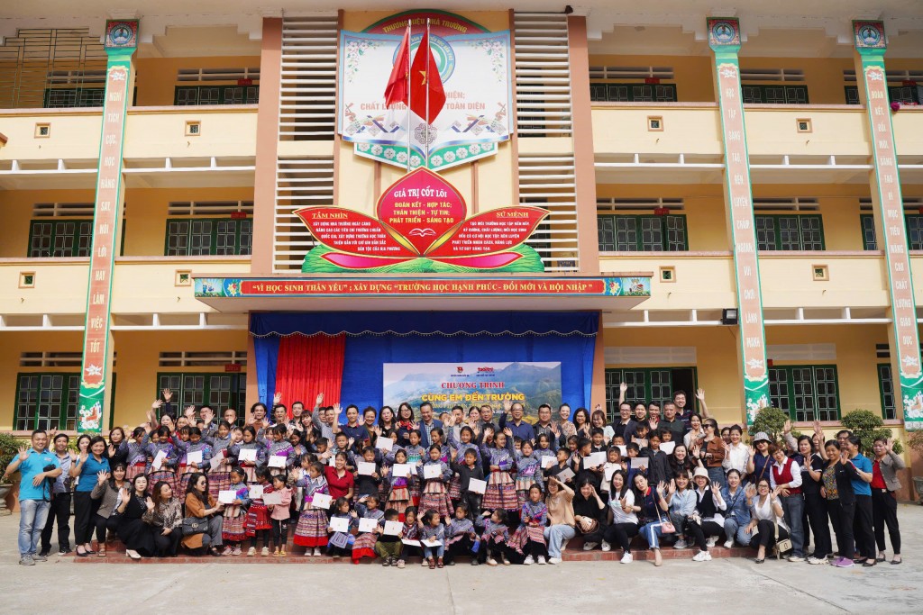 Đoàn công tác báo Tuổi trẻ Thủ đô “Cùng em tới trường” tại Bắc Hà (Lào Cai)