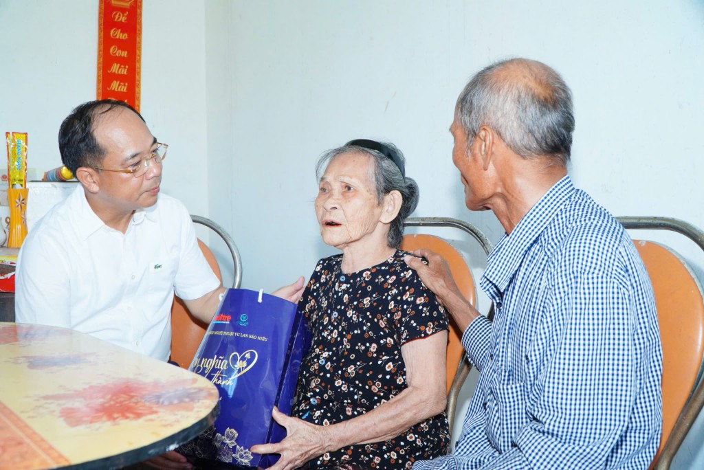 Tổng Biên tập báo Tuổi trẻ Thủ đô Nguyễn Mạnh Hưng tặng quà tới em gái Anh hùng liệt sỹ Lý Tự Trọng