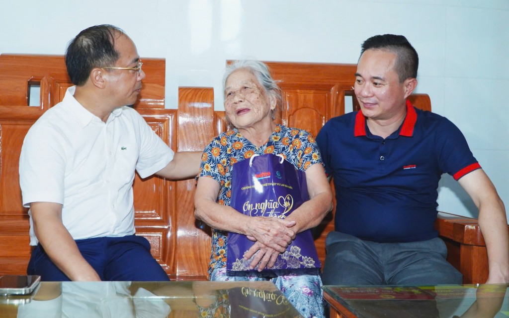 Tổng Biên tập báo Tuổi trẻ Thủ đô Nguyễn Mạnh Hưng và Phó Tổng Biên tập Ngô Vương Tuấn thăm hỏi Mẹ Việt Nam anh hùng Hoàng Thị Hy