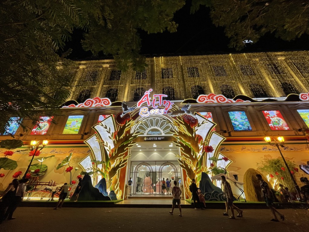 Ngoài những linh vật rắn ấn tượng, nhiều điểm vui chơi ở TP Hồ Chí Minh cũng đã trang hoàng lung linh, rực rỡ chào đón Tết Ất Tỵ 2025. 