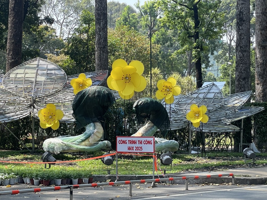 Cặp rắn ở cổng chào Công viên Tao Đàn (Quận 3) đang được che phần đầu, đợi thi công hoàn thiện