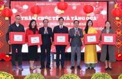 Hà Nội tặng quà Tết 170 giáo viên, nhân viên hoàn cảnh khó khăn