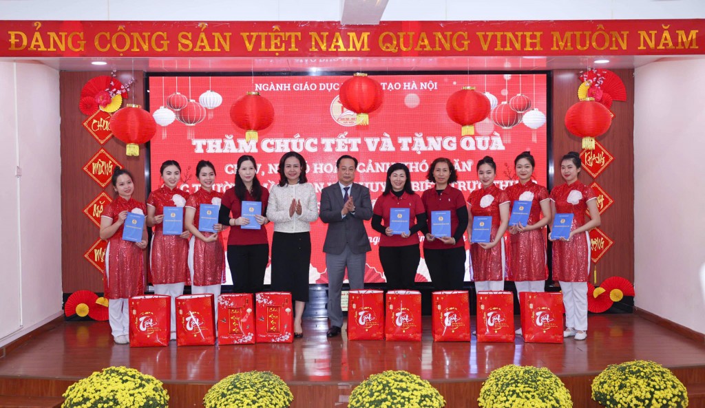 Hà Nội tặng quà Tết 170 giáo viên, nhân viên hoàn cảnh khó khăn