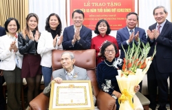 Bí thư Thành ủy Hà Nội trao Huy hiệu Đảng tại quận Ba Đình
