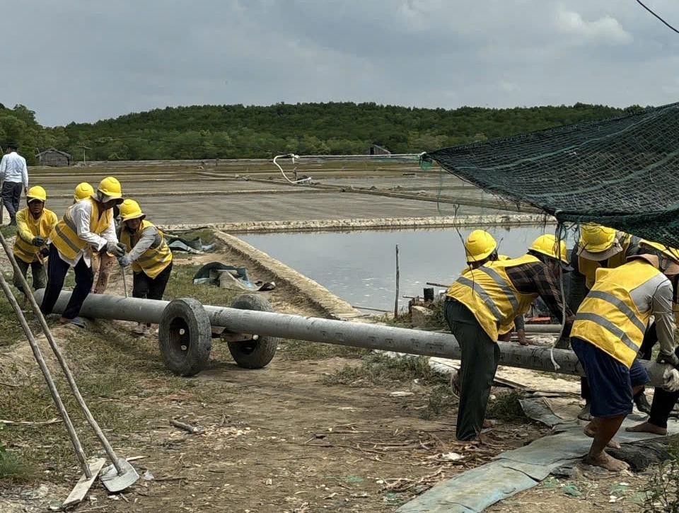 Do đặc thù của địa hình là đảo nên việc vận chuyển vật tư gặp rất nhiều khó khăn