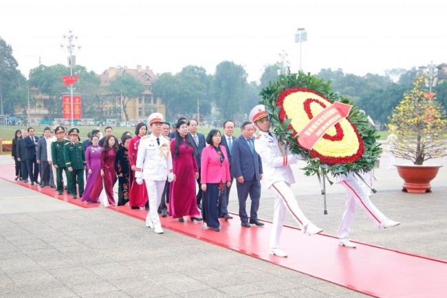 Đoàn đại biểu TP Hà Nội vào Lăng viếng Chủ tịch Hồ Chí Minh