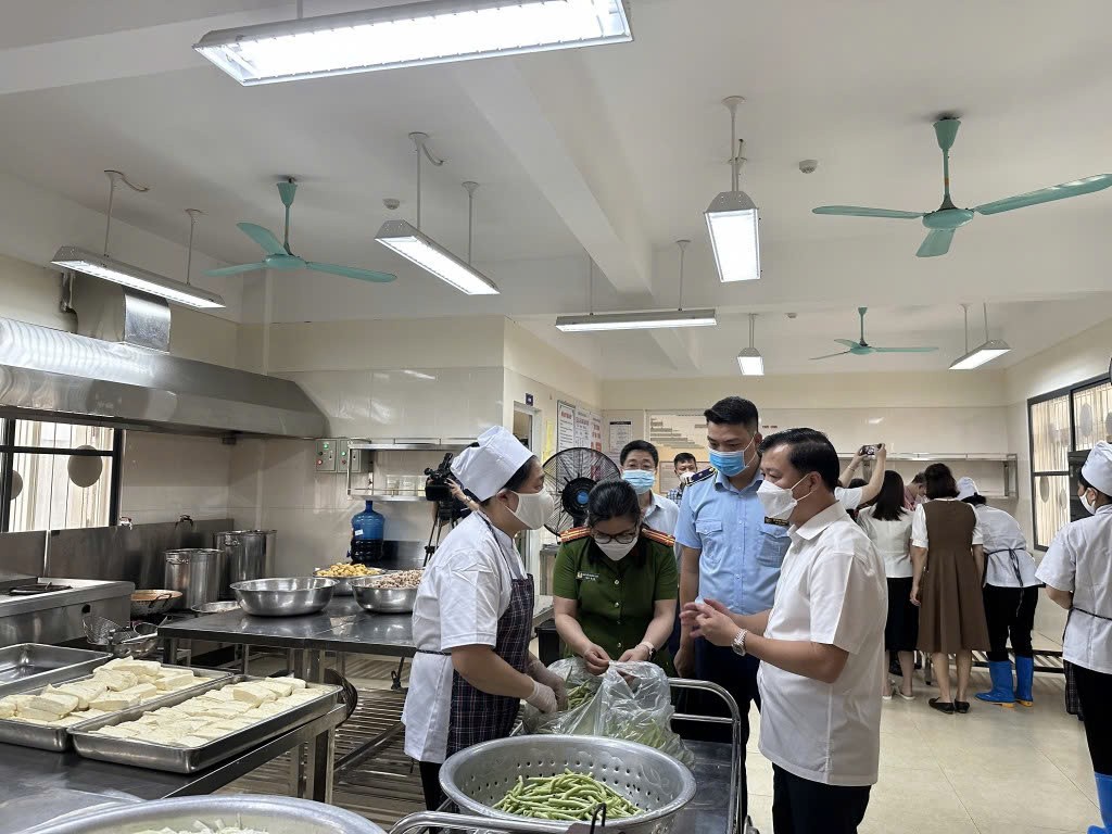 Đoàn kiểm tra liên ngành của TP kiểm tra bếp ăn bán trú trường của trường Tiểu học Phúc Tân (quận Hoàn Kiếm)