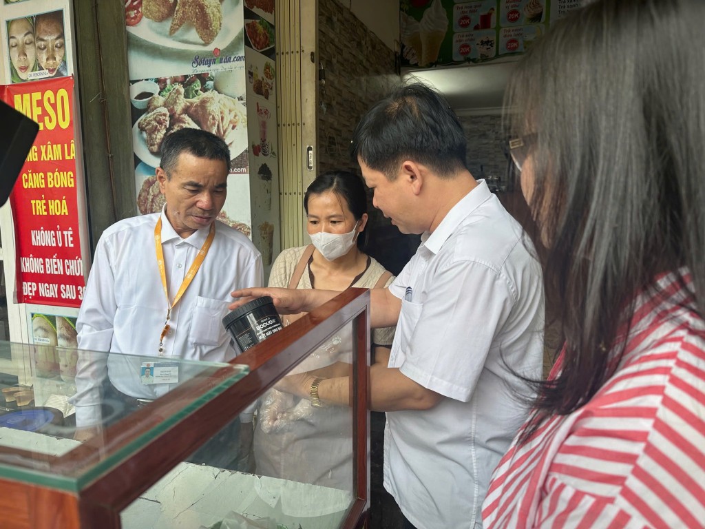 Đoàn kiểm tra của Chi cục An toàn vệ sinh thực phẩm Hà Nội kiểm tra các hàng quán ngoài cổng trường học 