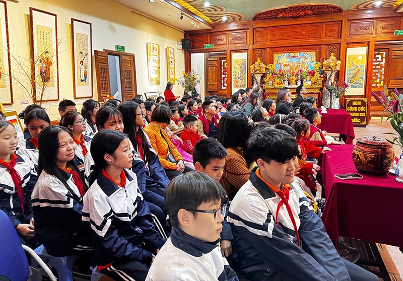 Các đại biểu cùng các em học sinh tham dự triển lãm