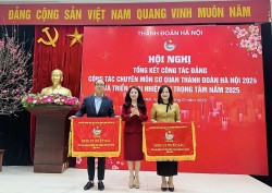 Báo Tuổi trẻ Thủ đô nhận Cờ thi đua xuất sắc