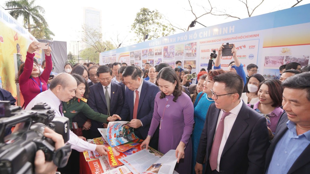 Các đồng chí lãnh đạo Đảng, Nhà nước, Ban Tuyên giáo Trung ương thăm gian hàng báo chí Thủ đô tại Hội báo toàn quốc 2023