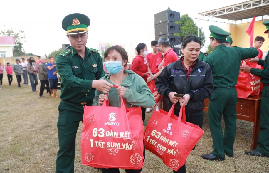 SABECO đi qua 26 tỉnh thành, trao hơn 6 tỷ đồng quà Tết cho người lao động, ngư dân và bộ đội biên phòng