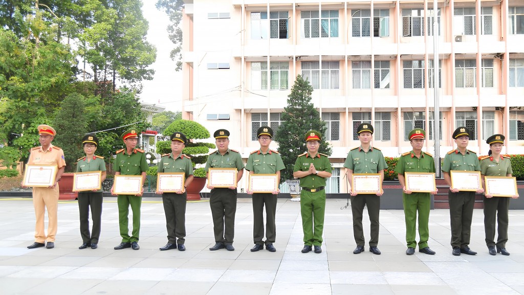 Công an tỉnh Bình Dương nhận Huân chương Chiến công và các phần thưởng cao quý