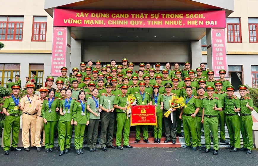 Vững vàng vì an ninh - đổi mới vì Nhân dân