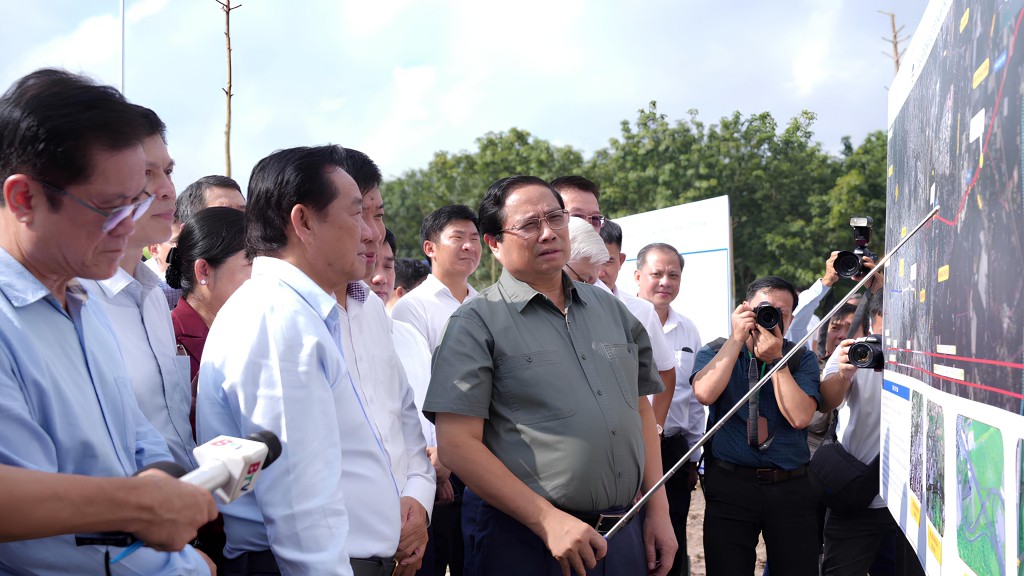 Thủ tướng Chính phủ Phạm Minh Chính kiểm tra tiến độ dự án cao tốc qua Bình Dương