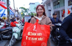 Tết sẻ chia trên phố ẩm thực Nguyễn Văn Tuyết
