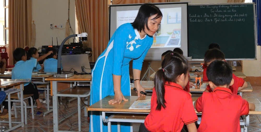 Cô Chuyên tận tình chăm sóc học sinh