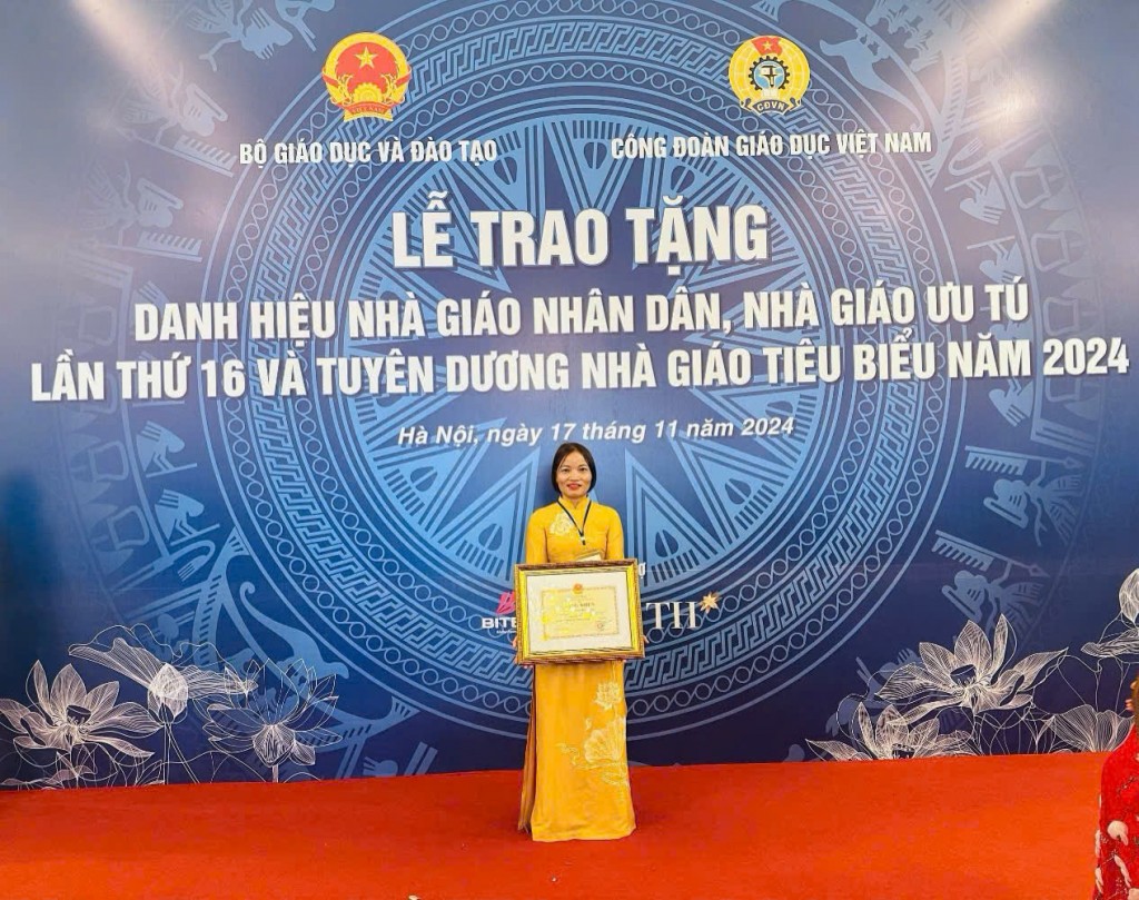 Cô giáo Nguyễn Thị Chuyên nhận Bằng khen của Bộ giáo dục và đào tạo