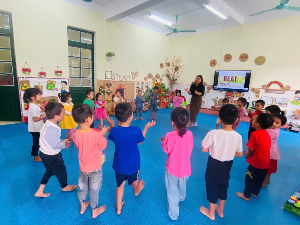 Cô giáo Trại đã nghĩ ra phương pháp cung cấp vốn từ tiếng Việt cho trẻ ở mọi lúc, mọi nơi thông qua đồ dùng trực quan