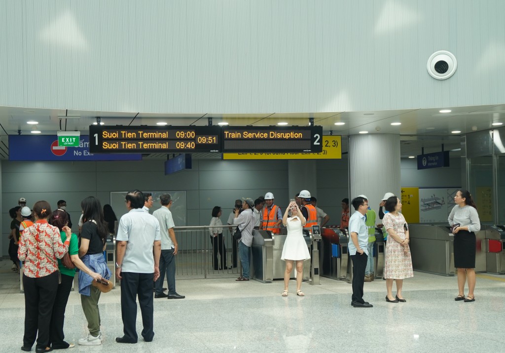 Bên trong nhà ga Bến Thành (Quận 1)
