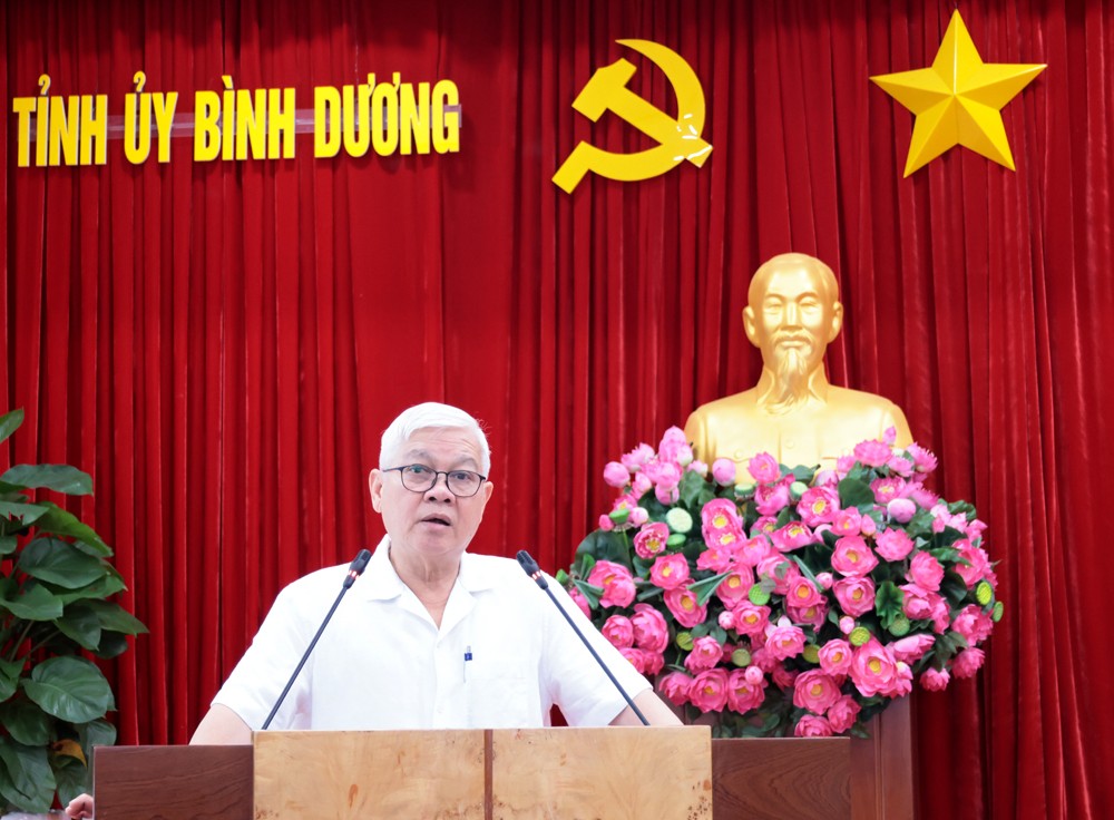 Phó Bí thư Tỉnh ủy, Chủ tịch UBND tỉnh trao Quyết định của Ban Bí thư và tặng hoa cho các đồng chí được chuẩn y, chỉ định (Ảnh: Phương Chi)