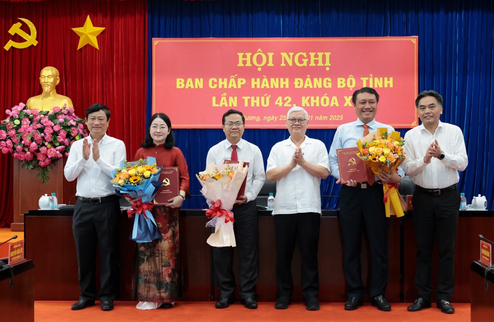 Phó Bí thư Tỉnh ủy, Chủ tịch UBND tỉnh trao Quyết định của Ban Bí thư và tặng hoa cho các đồng chí được chuẩn y, chỉ định (Ảnh: Phương Chi)