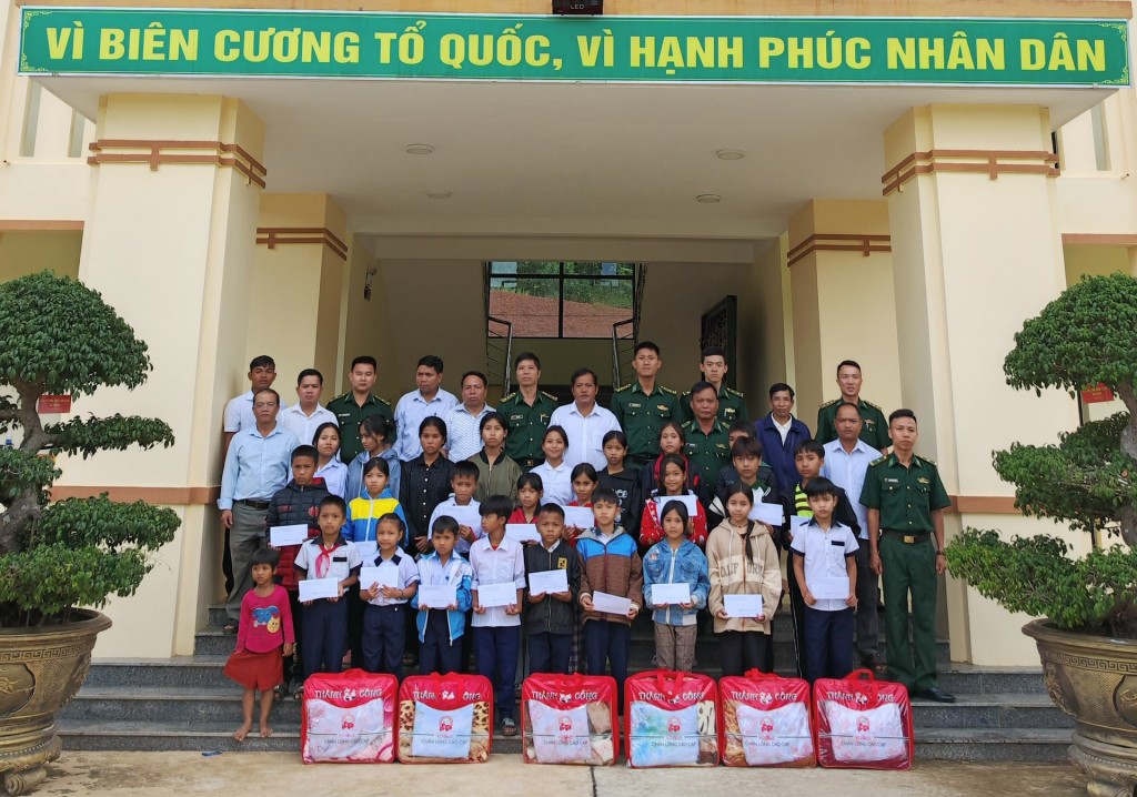 Học sinh thuộc chương trình “Nâng bước em đến trường - Con nuôi Đồn Biên phòng” và Dự án cán bộ, chiến sĩ quân đội nâng bước em đến trường chụp ảnh lưu niệm tại Đồn Biên phòng Tr’Hy