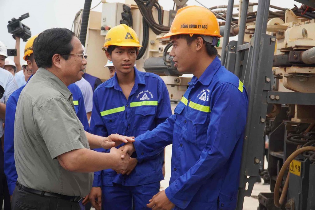 Chăm lo, hỗ trợ người lao động làm việc trên công trường trong dịp Tết
