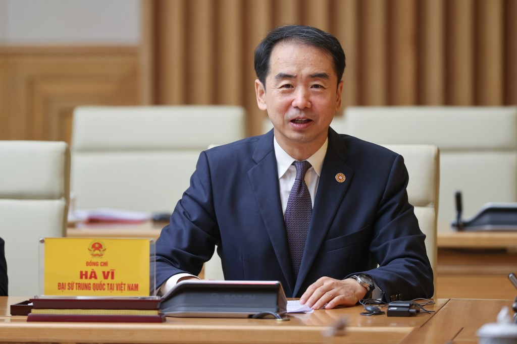 Đại sứ Hà Vĩ khẳng định Đảng, Chính phủ Trung Quốc coi trọng cao độ quan hệ với Việt Nam, luôn coi quan hệ Trung - Việt là hướng ưu tiên trong chính sách ngoại giao láng giềng của Trung Quốc - Ảnh: VGP/Nhật Bắc