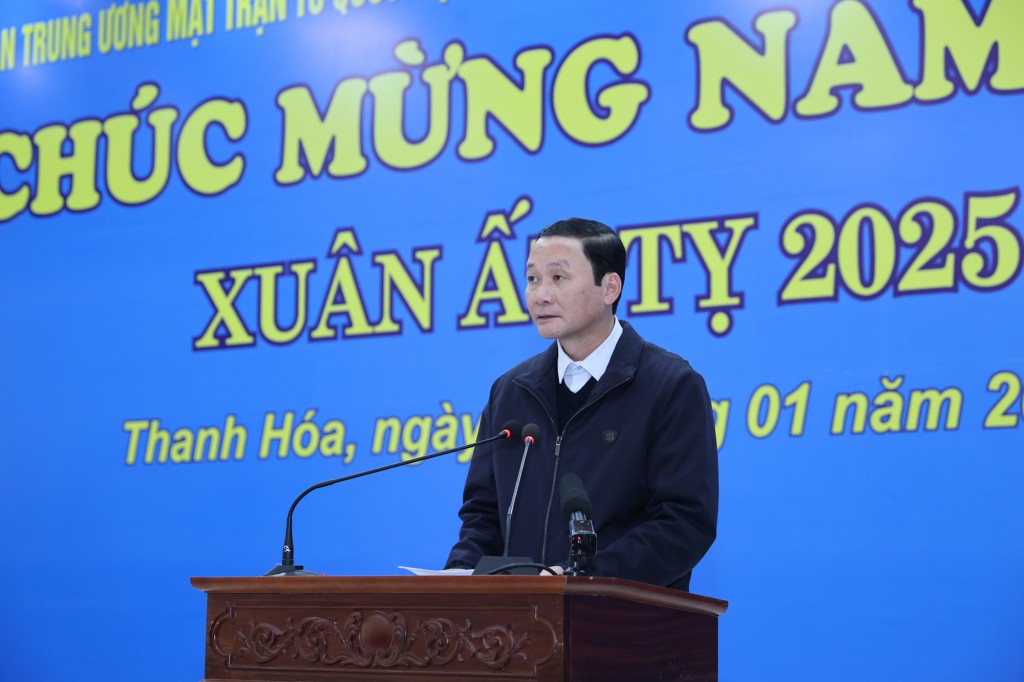 Chủ tịch UBND tỉnh Thanh Hóa Đỗ Minh Tuấn báo cáo về công tác chăm lo Tết chu đáo cho các gia đình chính sách, người có công với cách mạng, hộ nghèo, công nhân, người lao động có hoàn cảnh khó khăn trên địa bàn tỉnh - Ảnh: VGP/Nhật Bắc