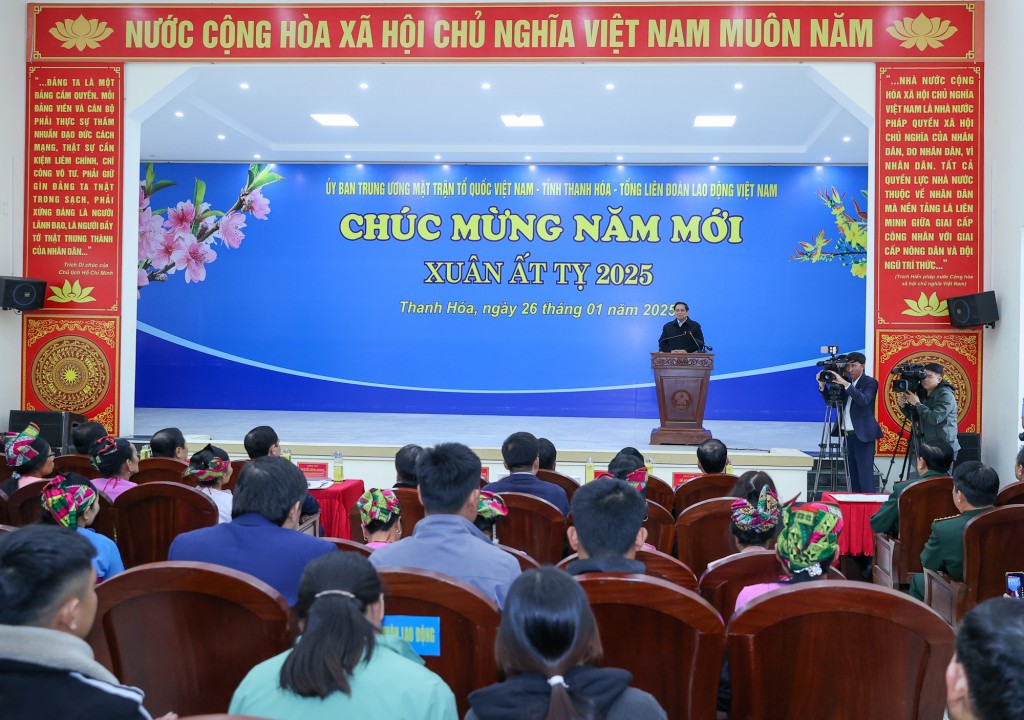 Thủ tướng Chính phủ mong muốn và tin tưởng Thanh Hoá tiếp tục đoàn kết, quyết tâm cao, nỗ lực lớn, hành động quyết liệt, hoàn thành tốt các nhiệm vụ năm 2025 với kết quả cao hơn năm 2024, Thanh Hoá thực sự là động lực tăng trưởng của miền Bắc và cả nước - Ảnh: VGP/Nhật Bắc