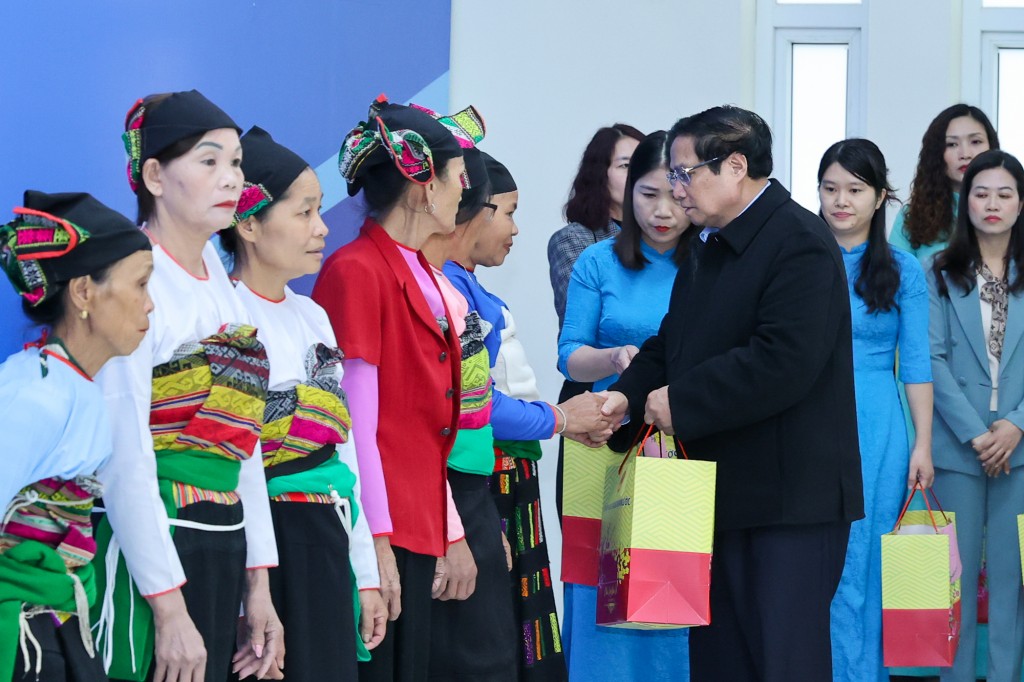 Thủ tướng tặng quà gia đình chính sách, hộ nghèo huyện Ngọc Lặc - Ảnh: VGP/Nhật Bắc