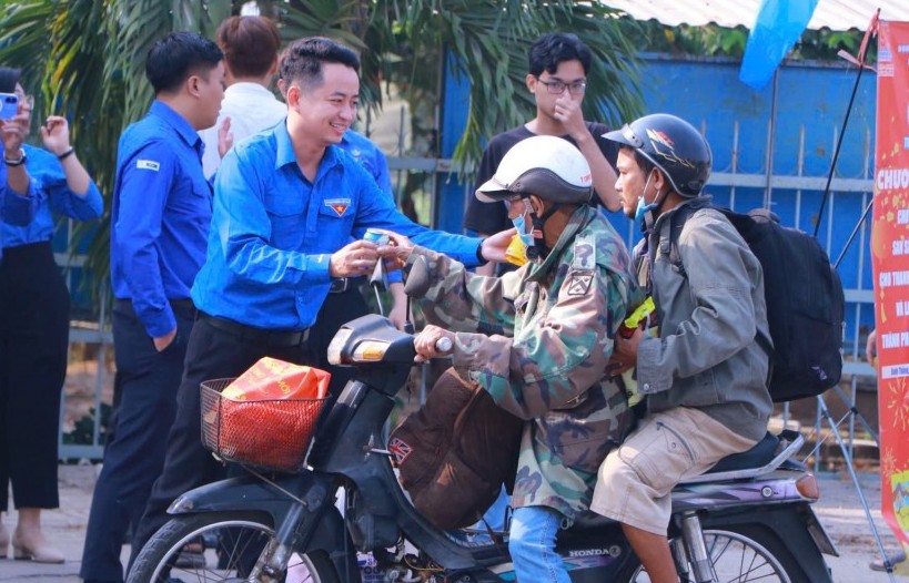 Chia sẻ yêu thương với người dân về quê đón Tết