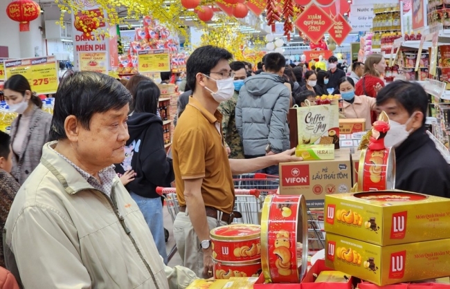 Nguồn cung hàng hóa dồi dào, phong phú giúp người tiêu dùng có nhiều lựa chọn