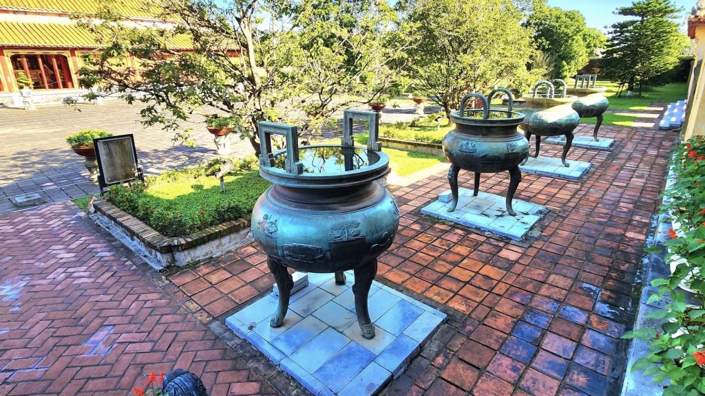 Cửu đỉnh là chín cái đỉnh bằng đồng đúc năm 1835 thời vua Minh Mạng, được an vị tại sân chầu trước Thế Tổ Miếu, trong khu vực Hoàng thành - Đại nội Huế