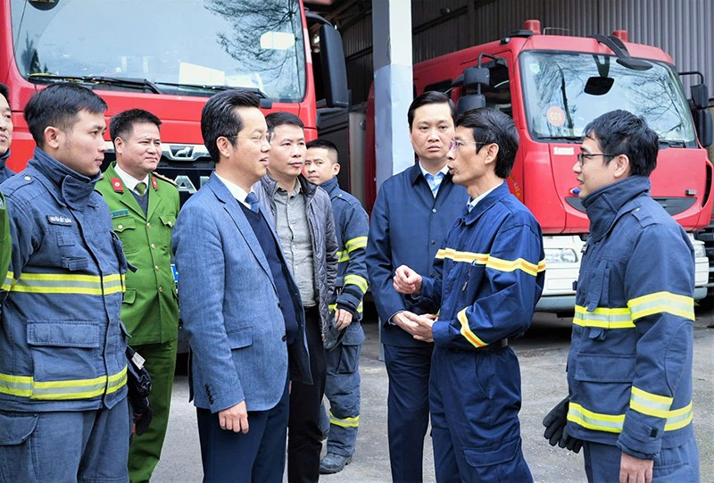 Các đồng chí lãnh đạo Quận ủy, HĐND, UBND quận Hoàn Kiếm tuyên dương cán bộ, chiến sỹ Đội Cảnh sát PCCC và CNCH Công an quận đã có thành tích trong công tác chữa cháy, cứu người trong vụ cháy nhà ở phường Quỳnh Lôi, quận Hai Bà Trưng