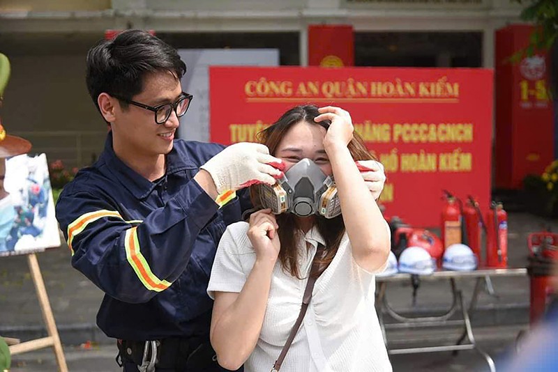 Cán bộ, chiến sỹ Đội Cảnh sát PCCC và CNCH Công an quận Hoàn Kiếm tuyên truyền phòng cháy trên tuyến phố đi bộ và trường học