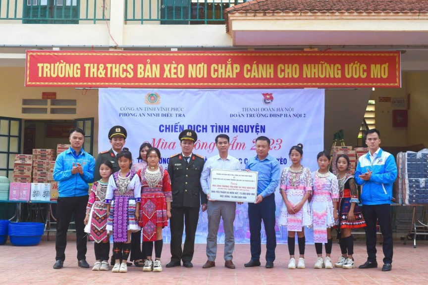 Tuổi trẻ trường Đại học Sư phạm Hà Nội 2 trao quà tới học sinh có hoàn cảnh khó khăn