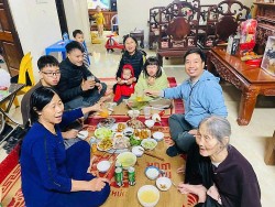 Ấm áp bữa cơm sum vầy bên gia đình ngày cuối năm