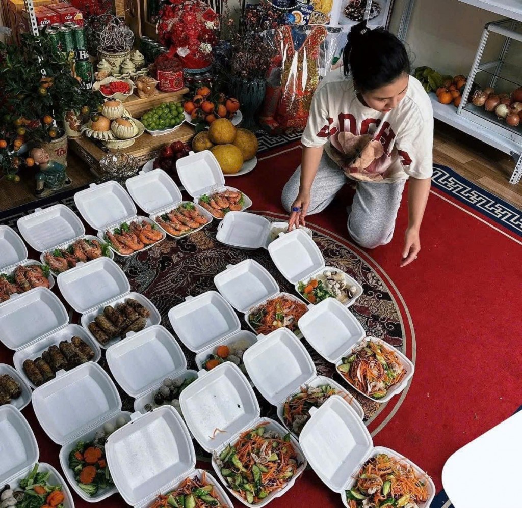 Những mâm cỗ trọn gói được nhiều người lựa chọn cho các lễ cúng cuối năm bởi sự tiện lợi.