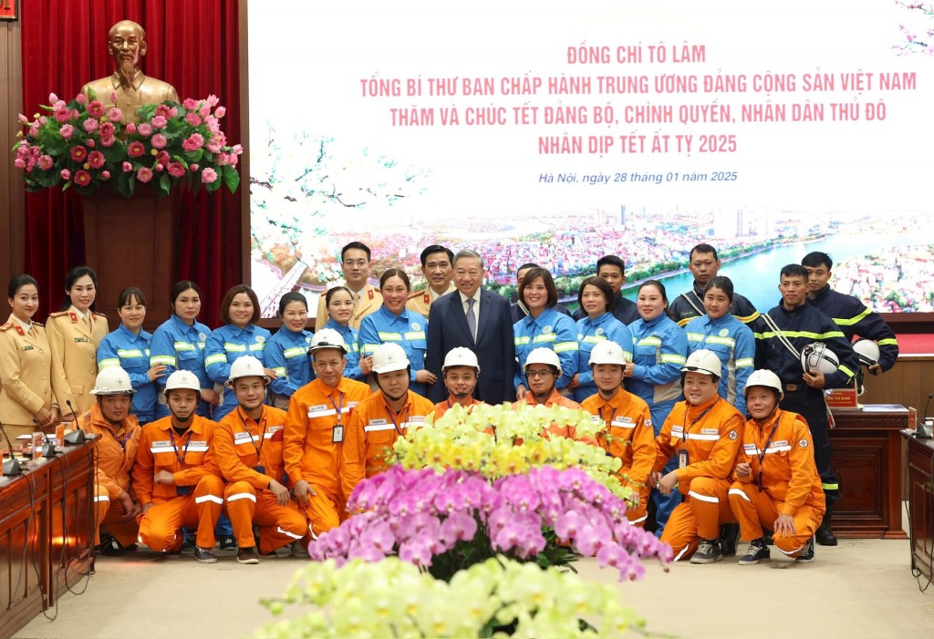 Tổng Bí thư Tô Lâm với đại biểu cán bộ, chiến sĩ, công nhân viên, lao động Thủ đô. Ảnh: Viết Thành