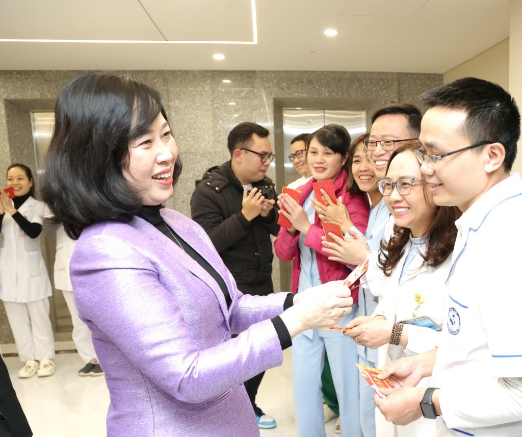 Bộ trưởng Đào Hồng Lan mừng tuổi, chúc Tết các y bác sĩ trực đêm Giao thừa tại Bệnh viện Phụ sản Trung ương